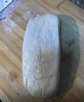 面团搓成长条，表面涂油，包裹保鲜膜，冰箱冷藏一夜。