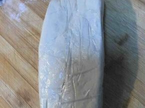 面团搓成长条，表面涂油，包裹保鲜膜，冰箱冷藏一夜。