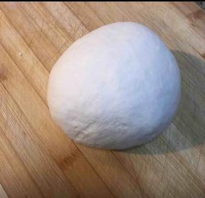 将所有食材混合揉面15分钟，水不要一次都加完，因个人的面粉吸水度不同，所以加水量也不固定，揉至出筋表面光滑，盖保鲜膜醒面15分钟。