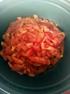 油锅烧热放入切碎的西红柿