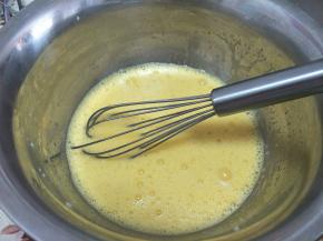 搅拌均匀的蛋黄糊。