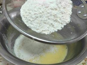 筛入低筋粉，开始翻拌(不可以用打蛋器搅拌，用硅胶刀翻拌即可)记住不要太过频繁翻拌，以免起筋。
