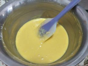 拌匀后的蛋黄糊备用。(烤箱此时开始预热150度)