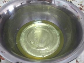 开始打蛋清(蛋盆一定不能有水，一定要干燥)