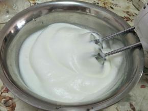 然后打发成这种面糊的时候再加入二分之一的糖。