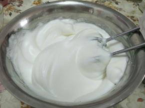 打蛋器开中速打发成这样，再加入最后剩的的糖。