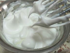 打发成这样，可以拉起尖角不倒即可，打蛋头上的蛋清糊可以竖着立起来。