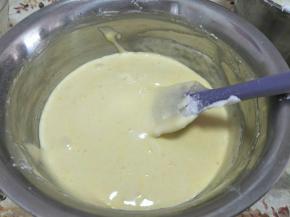 然后把拌匀的蛋黄糊，全部倒入刚刚那个蛋清盆里翻拌(一定要注意不可搅拌，以免消泡)