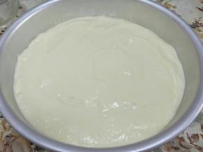 拌好后的蛋糕糊。倒入8寸活底模具，用力震3次。(这样可以把里面的大气泡震出来)