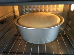 烤好了，出炉啦。用防烫手套端出来，用力的震几下。然后倒扣。