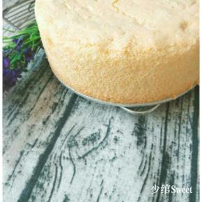 完全冷却后脱模。美美戚风蛋糕。直接用手脱得。周围很漂亮。