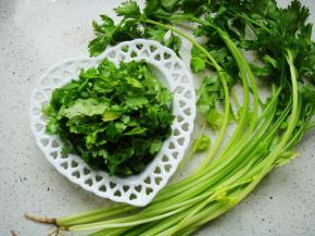 嫩嫩的芹菜叶淘洗干净，沥干水份。