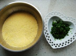 盆里倒入玉米面，芹菜叶切碎。