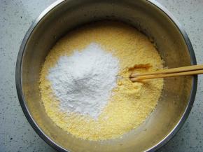 玉米面里倒入糯米粉，搅拌混合均匀。