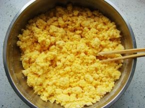 倒入开水，边倒边搅拌。