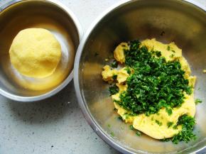 和成光滑的面团，取一半加入芹菜碎。（菜谱中做了两种口味的，也可全部加入芹菜叶，）