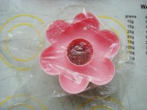花朵模具垫上保鲜膜。（方便脱模）也可以用其他喜欢的模具代替。