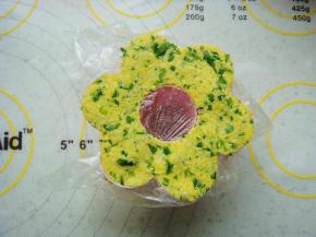 填入面团，压实。