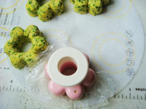 倒扣在台面上。