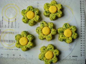 原色面团团小圆球放在花朵中间。