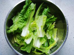 嫩绿的叶子营养丰富，不要浪费哦。取叶子淘洗干净沥干水份。