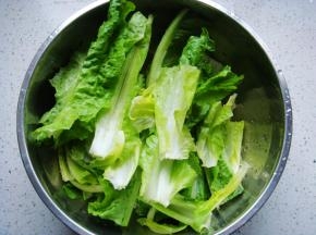 嫩绿的叶子营养丰富，不要浪费哦。取叶子淘洗干净沥干水份。