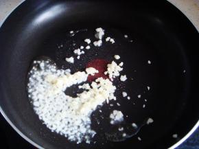 锅里倒入适量食用油，倒入蒜末翻炒煸香。