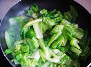 倒入莴笋叶翻炒。