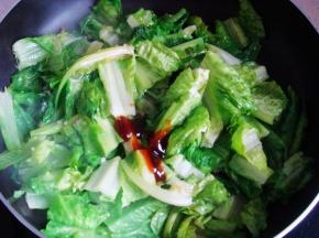 加入耗油，翻炒均匀。