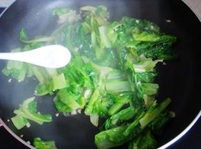 加入盐，翻炒几下即可出锅。（不可炒的时间过久以免失去口感）