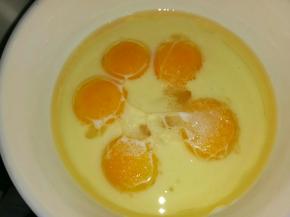 蛋黄加糖，油，牛奶。拌匀，避免油乳分离