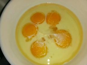 蛋黄加糖，油，牛奶。拌匀，避免油乳分离
