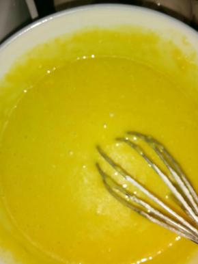 筛入低粉，拌匀备用。避免过度搅拌出筋。烤箱预热上火130度，下火125度