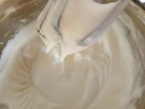 蛋白分三次加糖，打发至硬性发泡，即缓慢提起打蛋器蛋白呈短小自立尖角！
    具体做法可以参照前几篇戚风做法！