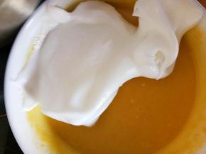 取三分之一蛋白糊，加入蛋黄糊中，切拌均匀