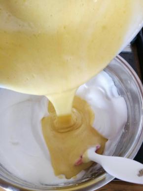 拌匀的蛋黄糊，倒回蛋白糊中，切拌均匀，