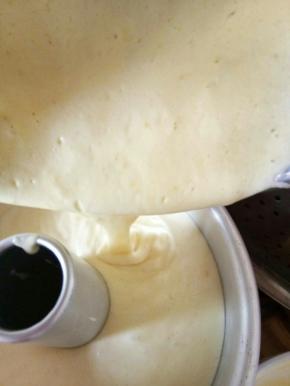 倒入1中空模具中，震出气泡送入烤箱。50分钟。即可出炉