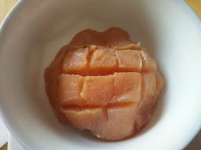 鸡胸肉洗净，光滑的一面划十字刀，加胡椒粉和盐淹制半小时；