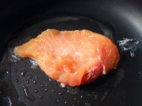 煎锅放少许油烧至5成热，放入淹好的鸡胸（划十字刀一面朝下）中小火煎3分钟左右至表面金黄；