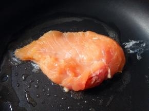 煎锅放少许油烧至5成热，放入淹好的鸡胸（划十字刀一面朝下）中小火煎3分钟左右至表面金黄；