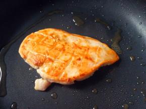 翻面，再煎3分钟左右至表面金黄；