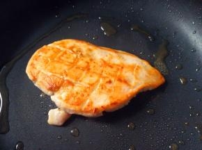 翻面，再煎3分钟左右至表面金黄；