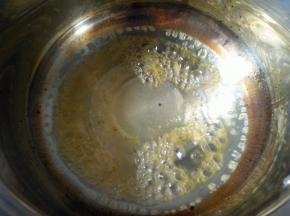 橙子榨汁与柠檬汁混合，放锅中大火煮开，转小火，边煮边用筷子沿一个方向搅拌，煮至冒小气泡；