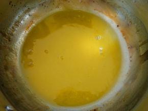 分三次加入黄油，煮至汤汁稠浓即可；