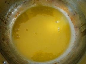 分三次加入黄油，煮至汤汁稠浓即可；