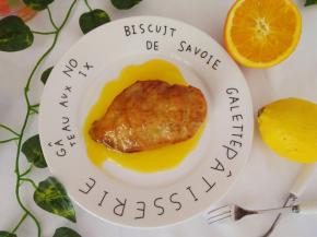 淋入烤好的鸡胸肉即可食用啦；