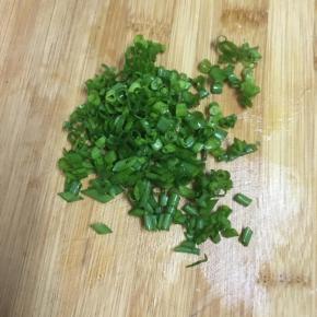 香葱切碎备用。