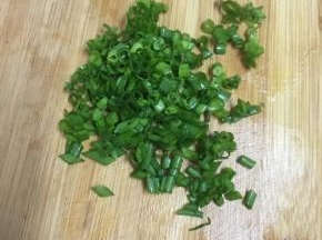 香葱切碎备用。