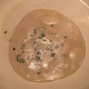 锅中加入油，大火烧热，放入擀好的小饼，中小火煎至表面呈金黄色。