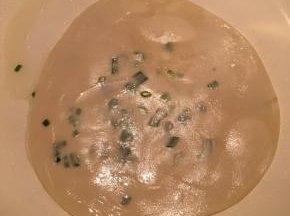 锅中加入油，大火烧热，放入擀好的小饼，中小火煎至表面呈金黄色。